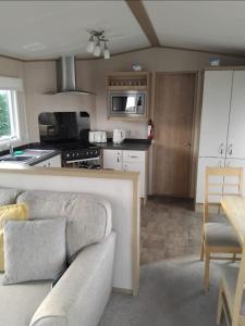 8 birth Diamond rated Caravan, en-suite, with decking at Parkdean resorts, Southview holiday park