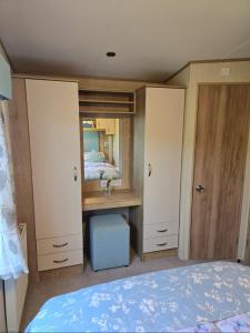 8 birth Diamond rated Caravan, en-suite, with decking at Parkdean resorts, Southview holiday park