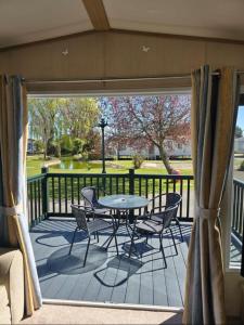 8 birth Diamond rated Caravan, en-suite, with decking at Parkdean resorts, Southview holiday park