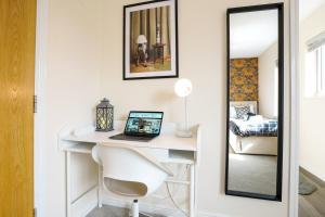 Stylish Canal Side Apartment - City Centre - Free Parking, Balcony, Smart TV, Fast Wifi by Yoko Property