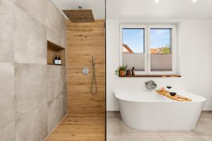 FeelGood Ferienhaus - 212 qm mit Sauna, Garten, Terrasse, Grill - 2 Apartments - für Familien & Gruppen - Mitten in Deutschland