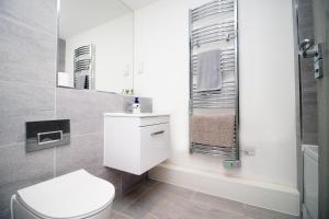 STYLISH COASTAL GETAWAY- PRIVATE ENTRANCE - SLEEPS 4- PRIVATE CAR PARKING SPACE- SUPERFAST WiFi- FLATSCREEN SMART TV- 4 MIN TO BOURNEMOUTH PIER- 2 MIN TO BARS & RESTUARANTS