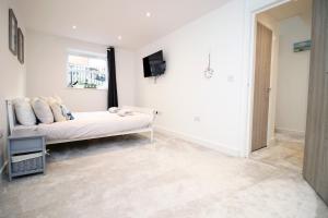 STYLISH COASTAL GETAWAY- PRIVATE ENTRANCE - SLEEPS 4- PRIVATE CAR PARKING SPACE- SUPERFAST WiFi- FLATSCREEN SMART TV- 4 MIN TO BOURNEMOUTH PIER- 2 MIN TO BARS & RESTUARANTS