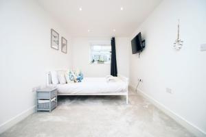 STYLISH COASTAL GETAWAY- PRIVATE ENTRANCE - SLEEPS 4- PRIVATE CAR PARKING SPACE- SUPERFAST WiFi- FLATSCREEN SMART TV- 4 MIN TO BOURNEMOUTH PIER- 2 MIN TO BARS & RESTUARANTS