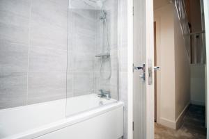 STYLISH COASTAL GETAWAY- PRIVATE ENTRANCE - SLEEPS 4- PRIVATE CAR PARKING SPACE- SUPERFAST WiFi- FLATSCREEN SMART TV- 4 MIN TO BOURNEMOUTH PIER- 2 MIN TO BARS & RESTUARANTS