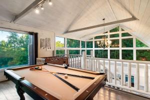 Smokies Getaway Special! Hot Tub, Games, Views & just 4 miles to Pigeon Forge!