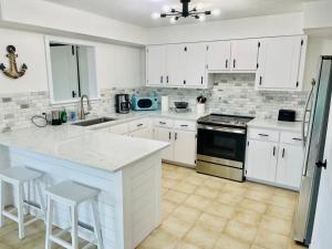 Sea Salt Vacation Home, Private Pool - Walk to Beach