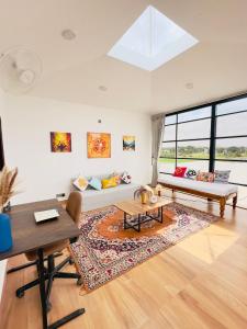 Soul Club - 1hr from HSR, Outdoor Cinema, Pool, Meditation Room, BBQ