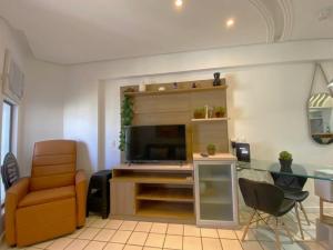 Apto c varanda em cond. c piscina ACI0320