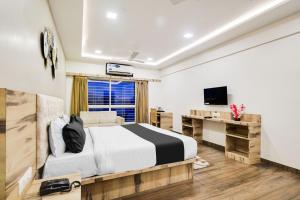 Super Townhouse Oak PTC Indore Junction