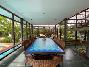 Casa com imenso jardim, sauna e piscina