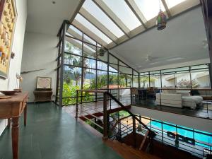 Casa com imenso jardim, sauna e piscina