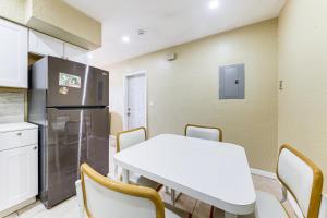 3 Mi to Dania Beach Pier Convenient Apartment!