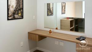 Luxuoso apartamento de 3 suítes frente rua torta