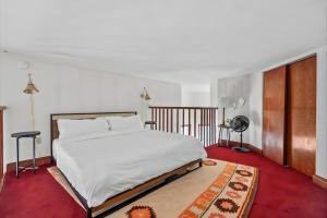 Jacuzzi 1BR loft with den and office-open concept