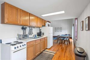 Jacuzzi 1BR loft with den and office-open concept