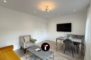 3 bedroom House Contractors and Groups sleeps 5