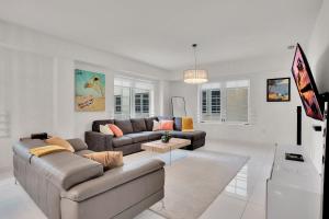 2BR Art Deco Retreat Steps Away from the Beach