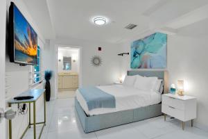 2BR Art Deco Retreat Steps Away from the Beach