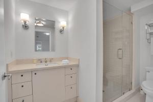 2BR Art Deco Retreat Steps Away from the Beach