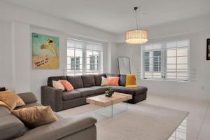 2BR Art Deco Retreat Steps Away from the Beach