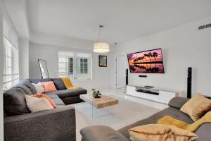 2BR Art Deco Retreat Steps Away from the Beach