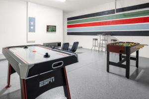 Upstay - Resort Home w Cinema Pool & Lake View