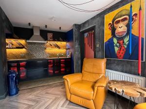 The Funky Hideaway with Hot Tub