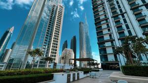 BURJ CROWN - Elegant & Spacious Two-Bedroom Apartment in Downtown Dubai, Just 10 Minutes' Walk from Dubai Mall & Dubai Fountains, Surrounded by Iconic Landmarks - 4hvězdičkové hotely ve městě Dubaj