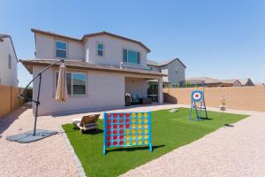 Modern Desert Home-Great for families & groups, near golf, hiking, and city fun, Private in-law suite with own entrance also available separately