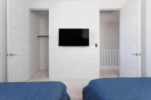 Modern Desert Home-Great for families & groups, near golf, hiking, and city fun, Private in-law suite with own entrance also available separately