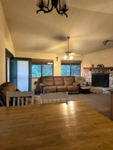 Charming Pine Mountain Home with Family Space