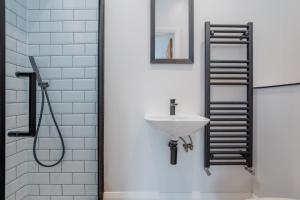 Mayfield House by Grandeur Property