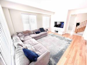 Two Adjacent Modern Homes in West Niagara Sleep 16