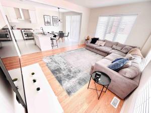 Two Adjacent Modern Homes in West Niagara Sleep 16