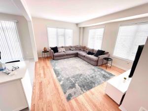 Two Adjacent Modern Homes in West Niagara Sleep 16