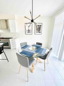 Two Adjacent Modern Homes in West Niagara Sleep 16