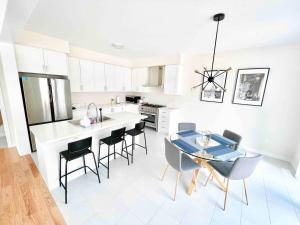 Two Adjacent Modern Homes in West Niagara Sleep 16