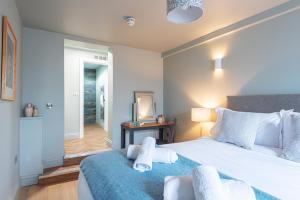 Central Whitchurch - Lowcross House Guest Bedroom 5