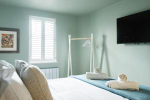 Central Whitchurch - Lowcross House Guest Bedroom 5