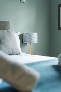Central Whitchurch - Lowcross House Guest Bedroom 5