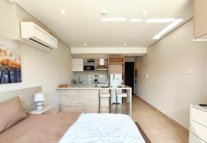 Brand new and cozy loft minutes from the Airport