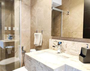 Brand new and cozy loft minutes from the Airport