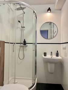 Elite 1-Bedroom Apartment in Central Warsaw by Mazowiecka