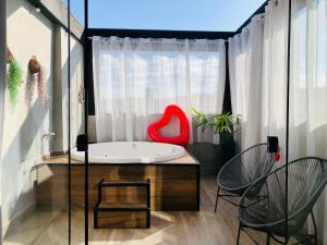 Uai House com jacuzzi, teto rooftop retrátil e colchão massageador