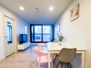 SUPER Location - Modern 2Br Apt-Pool & Gym V183