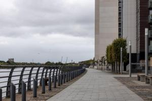 Meadowside Quay 2BR Luxurious Apartment