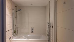 Meadowside Quay 2BR Luxurious Apartment