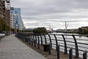 Meadowside Quay 2BR Luxurious Apartment