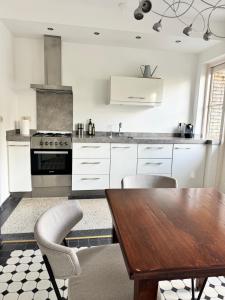 Spacious apartment with roof terrace and balcony